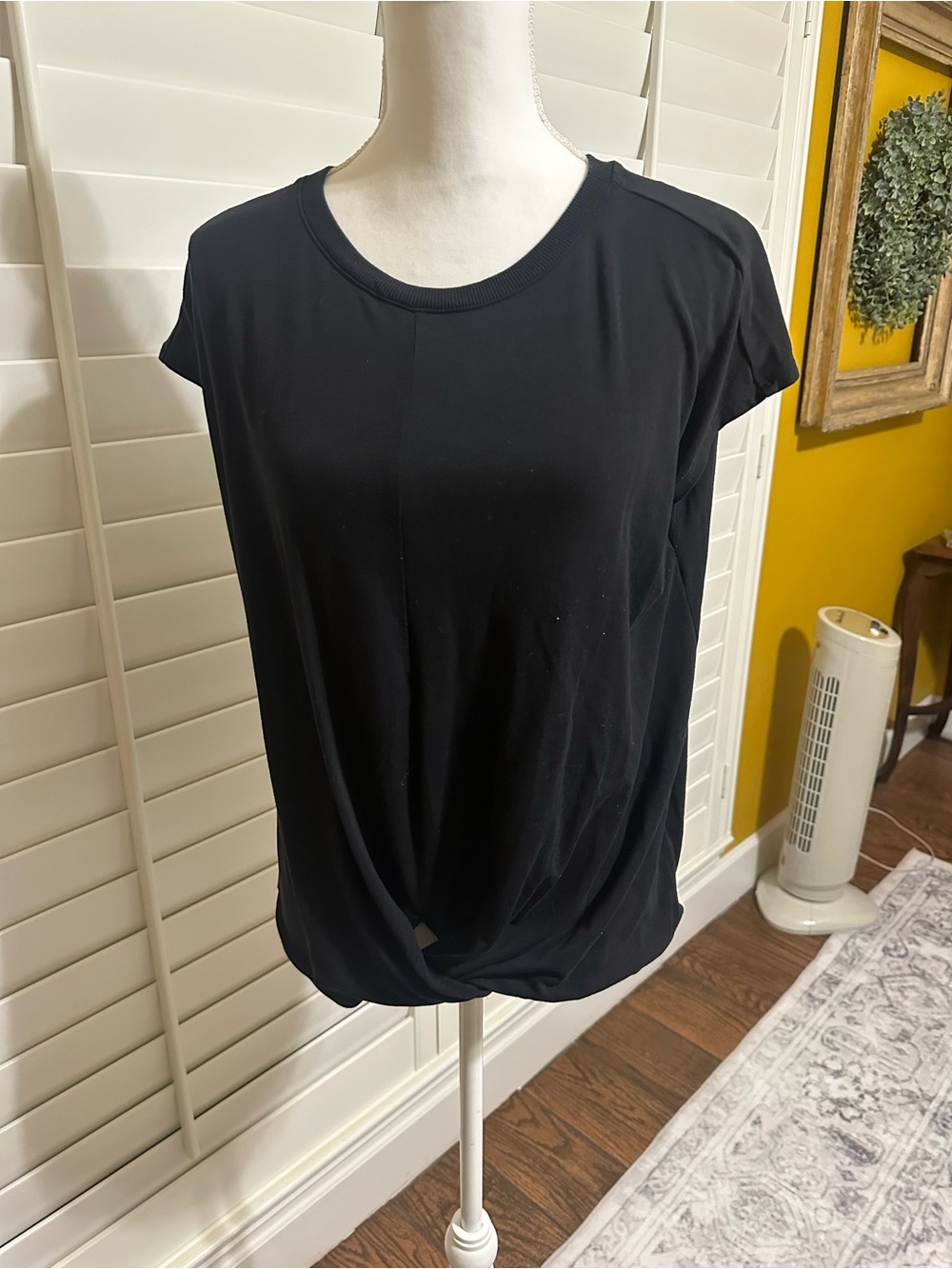 Time and Tru Black Short-Sleeve Twist Front Tee